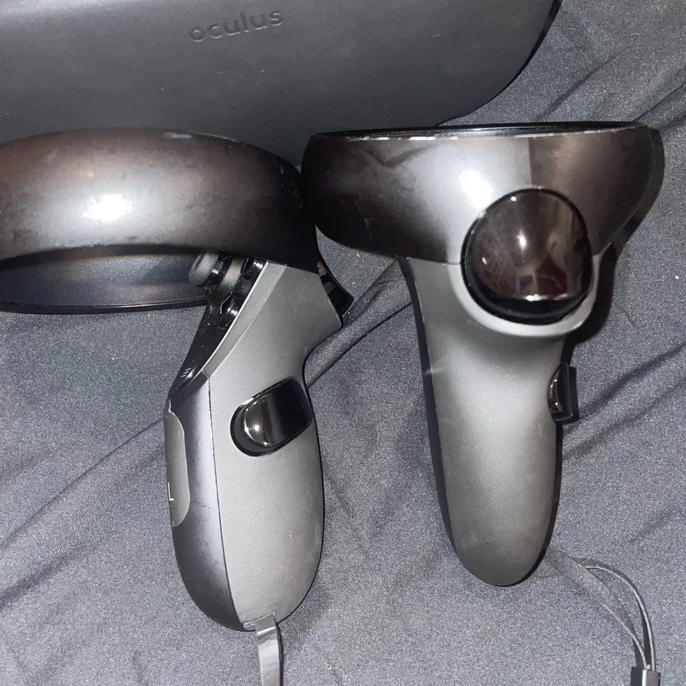 Meta Oculus 64 GB with 2 controllers